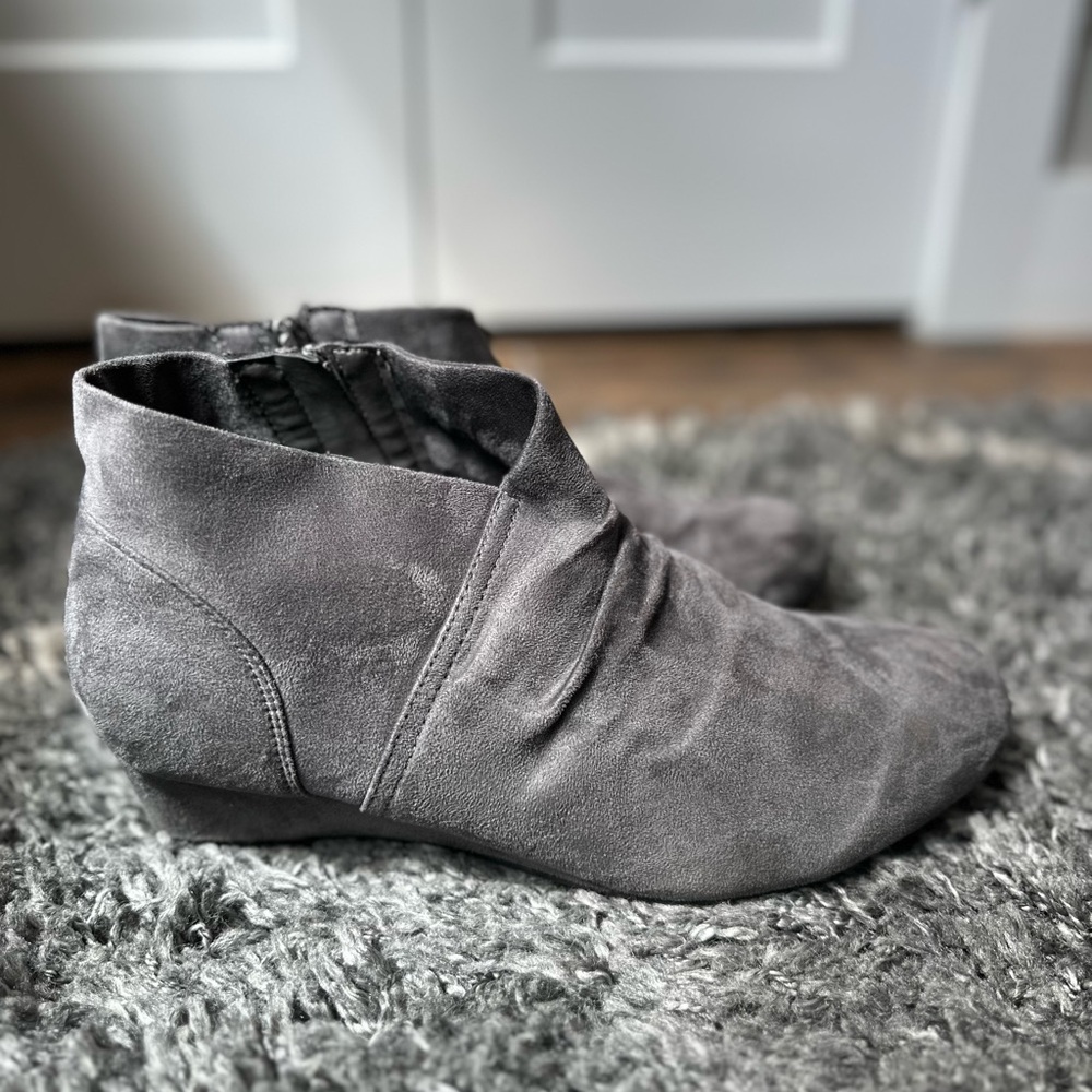 Cloudwalkers by Avenue, Size 13, Gray suede, 
Pre-owned/Gently worn